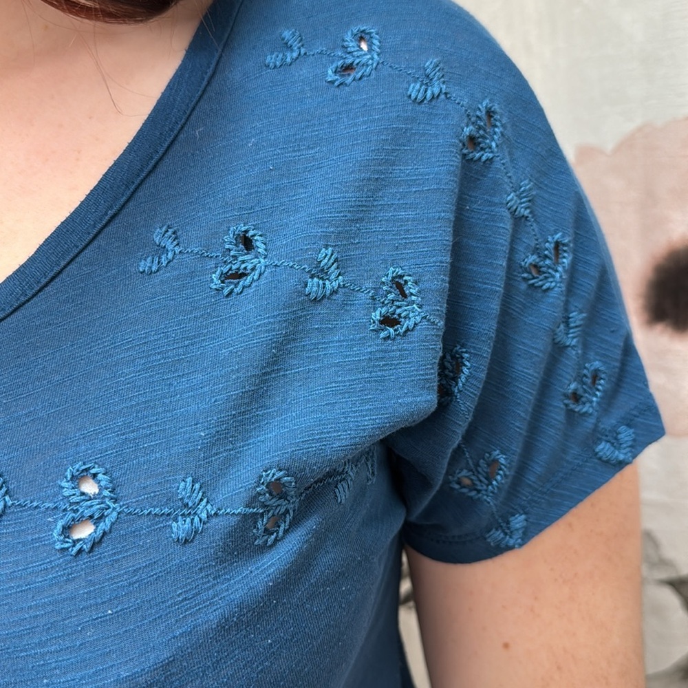 Women’s American Eagle blue boho short sleeve eyelet ruffle waist top. Size S - Picture 4 of 8